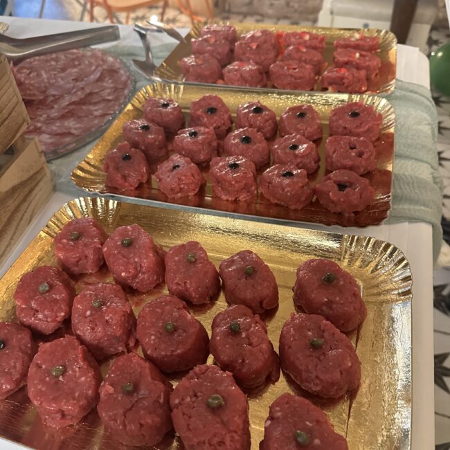 Tartare di manzo fresca, pronta da gustare, servita su vassoio, disponibile per consegna a domicilio a Milano e servita nella saletta ristorante fasani