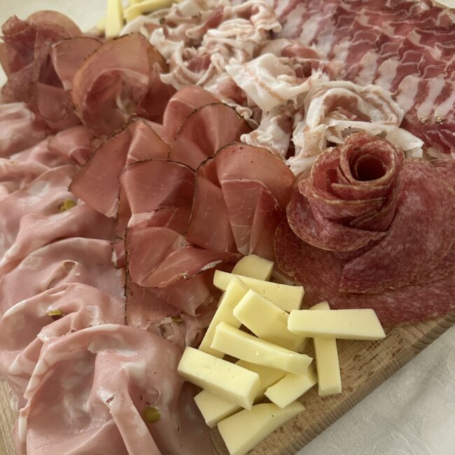 Tagliere di salumi e formaggi di alta qualità per consegna a domicilio di Salumeria e gastronomia a Milano
