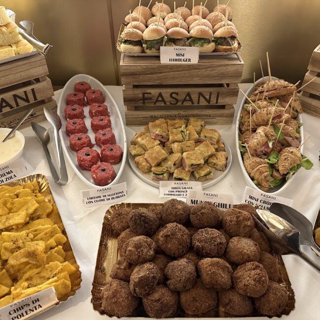 Tavolo imbandito saletta ristorante Gastronomia fasani con piatti di gastronomia freschi come mini burger tartare mundeghili ideale per eventi e feste come compleanni o anniversari