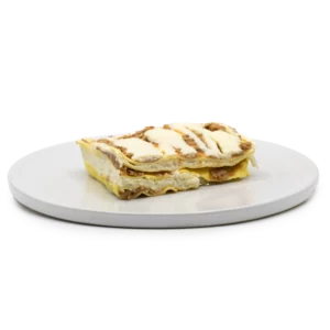Porzione di lasagna artigianale confezionata da gastronomia fasani per il servizio di gastronomia delivery a Milano