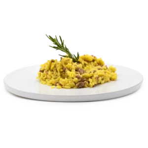 Risotto alla milanese artigianale con salsiccia e zafferano confezionato per il servizio di gastronomia delivery a Milano perfetto per un pasto tipico lombardo consegnato direttamente a casa